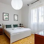 Hostly Bonaini Grand In Center Piza